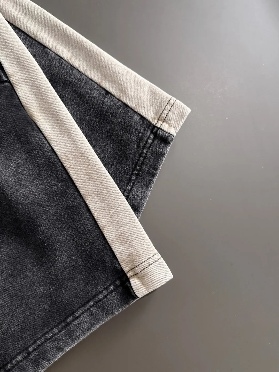 Next day shipment P300 High quality Stone lsland/Stone Island 2025 spring and summer new high-definition elastic band casual solid color loose shorts, made with machines imported from Italy. The hem of the trousers is stitched with two needles. The stitching is fine and firm. The fabric is customized at the counter and is highly breathable and comfortable. The details are impeccable. The brand element design concept reflects high quality. It feels delicate and soft! It presents a casual cut and the upper body shape is great! Size: S-XXL